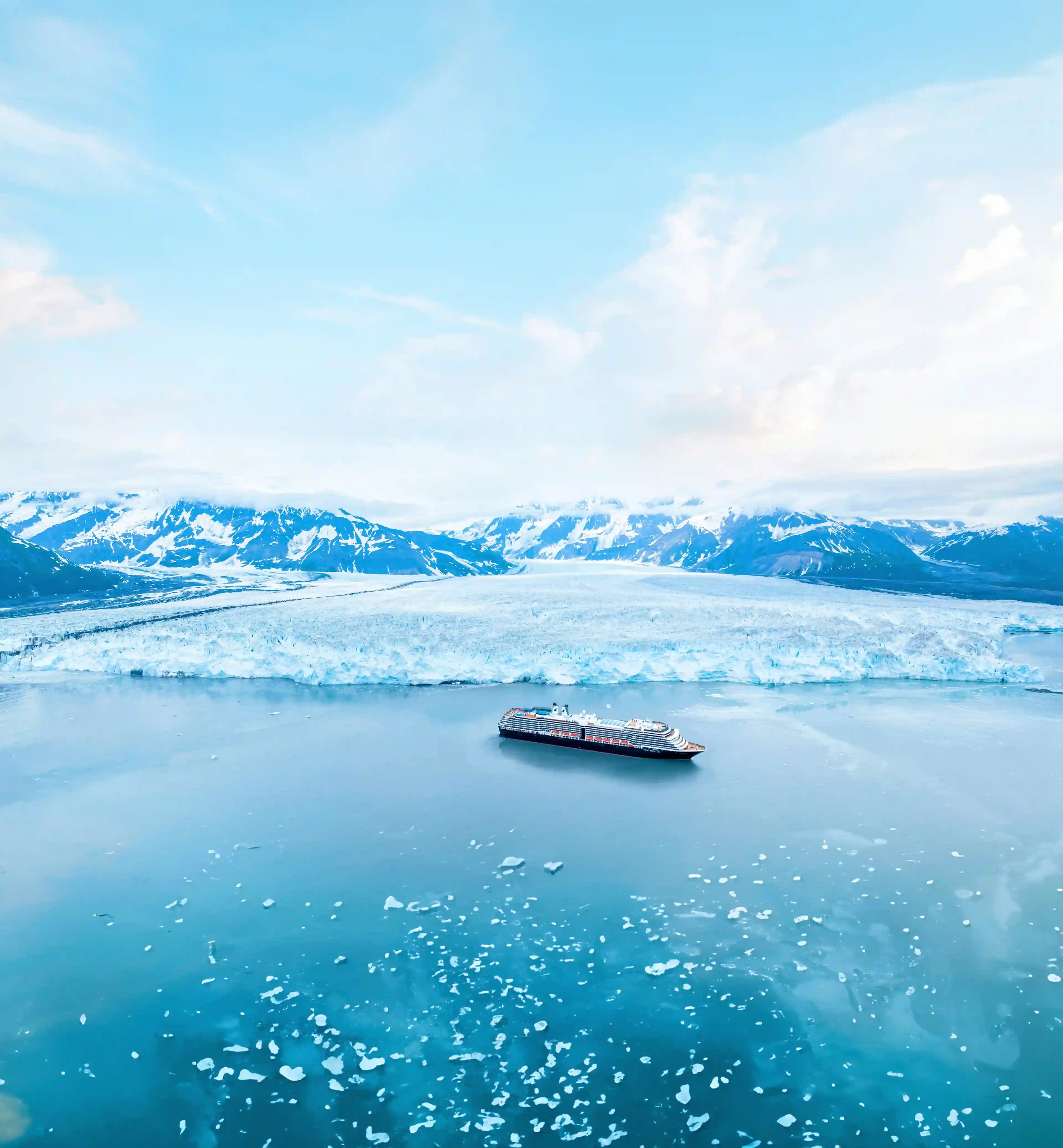 Die Westerdam auf ruhigem Wasser vor schneebedeckten Bergen und Gletscher