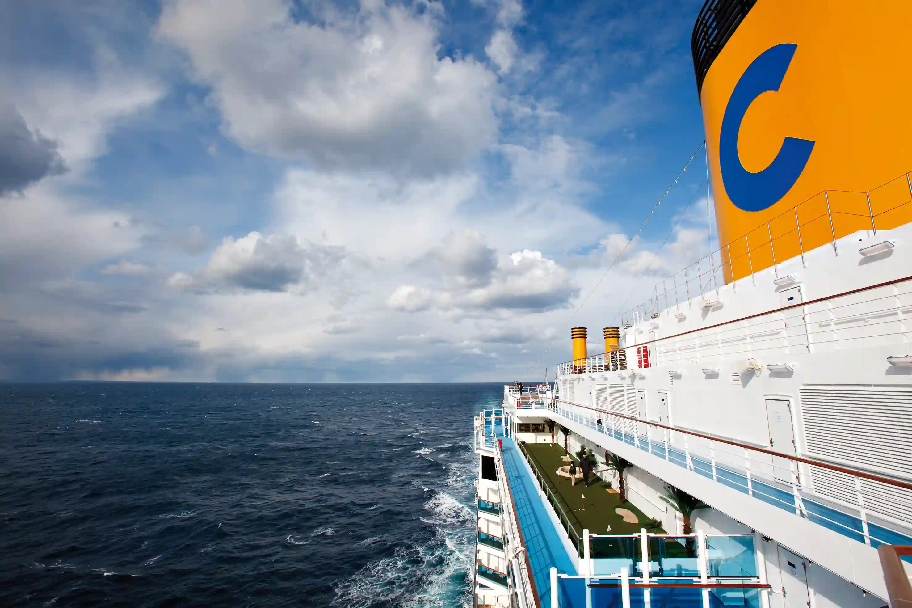 Oberdeck der Costa Deliziosa mit Blick auf das offene Meer und Sonnendecks