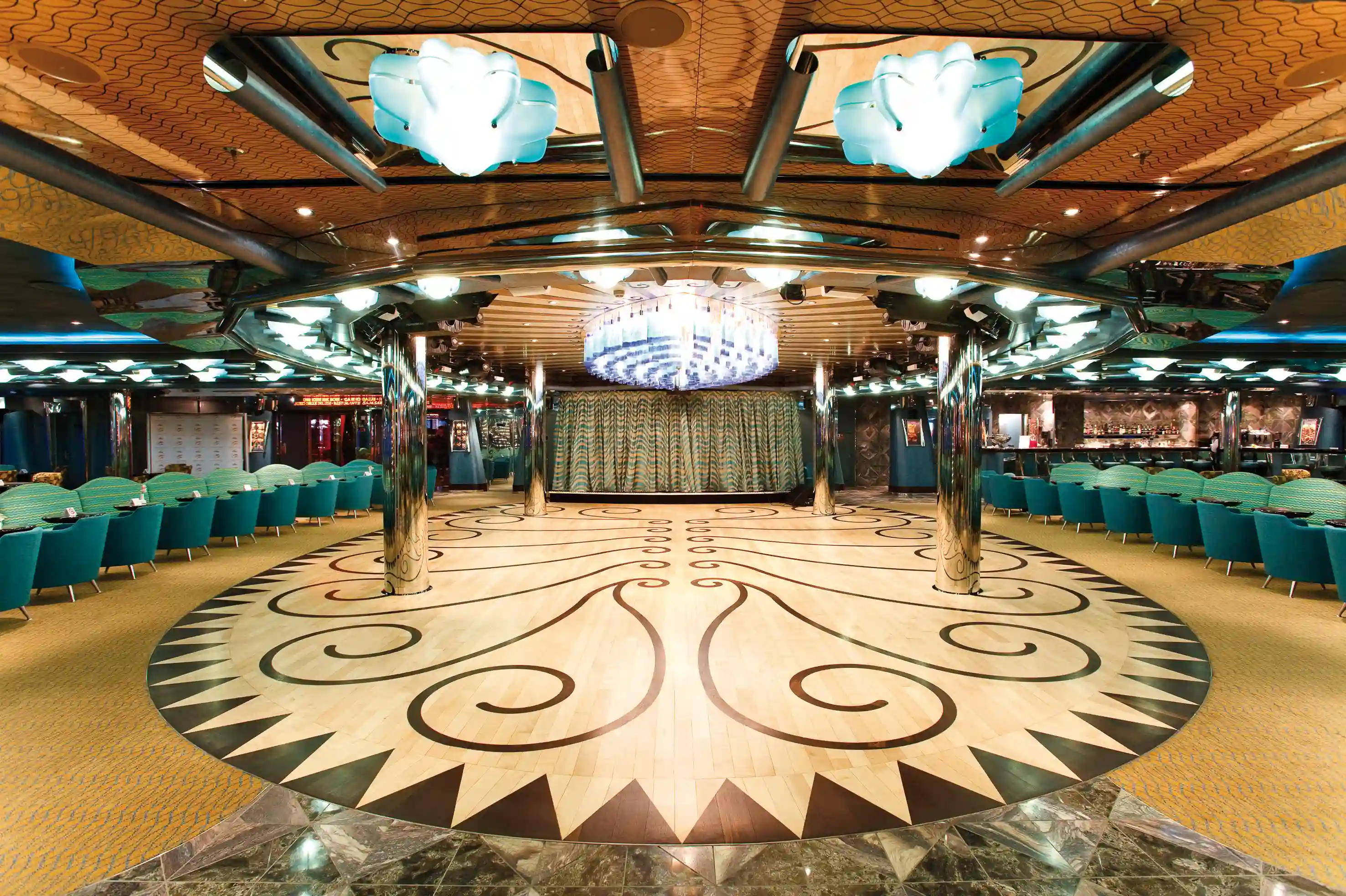 Bar an Bord der Costa Deliziosa mit Barhockern, Tresen und stimmungsvoller Beleuchtung