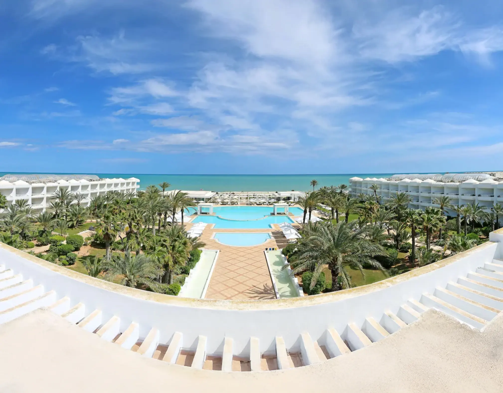 Große Hotelanlage mit Pool, Palmen und Blick auf das Meer auf Djerba.