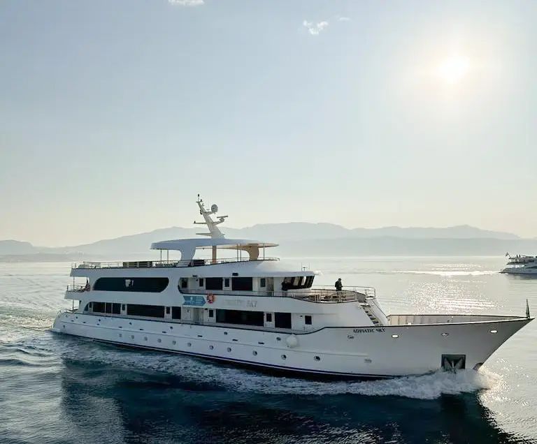 Le MS Adriatic Sky navigue sur les eaux calmes de l Adriatique par temps ensoleille.