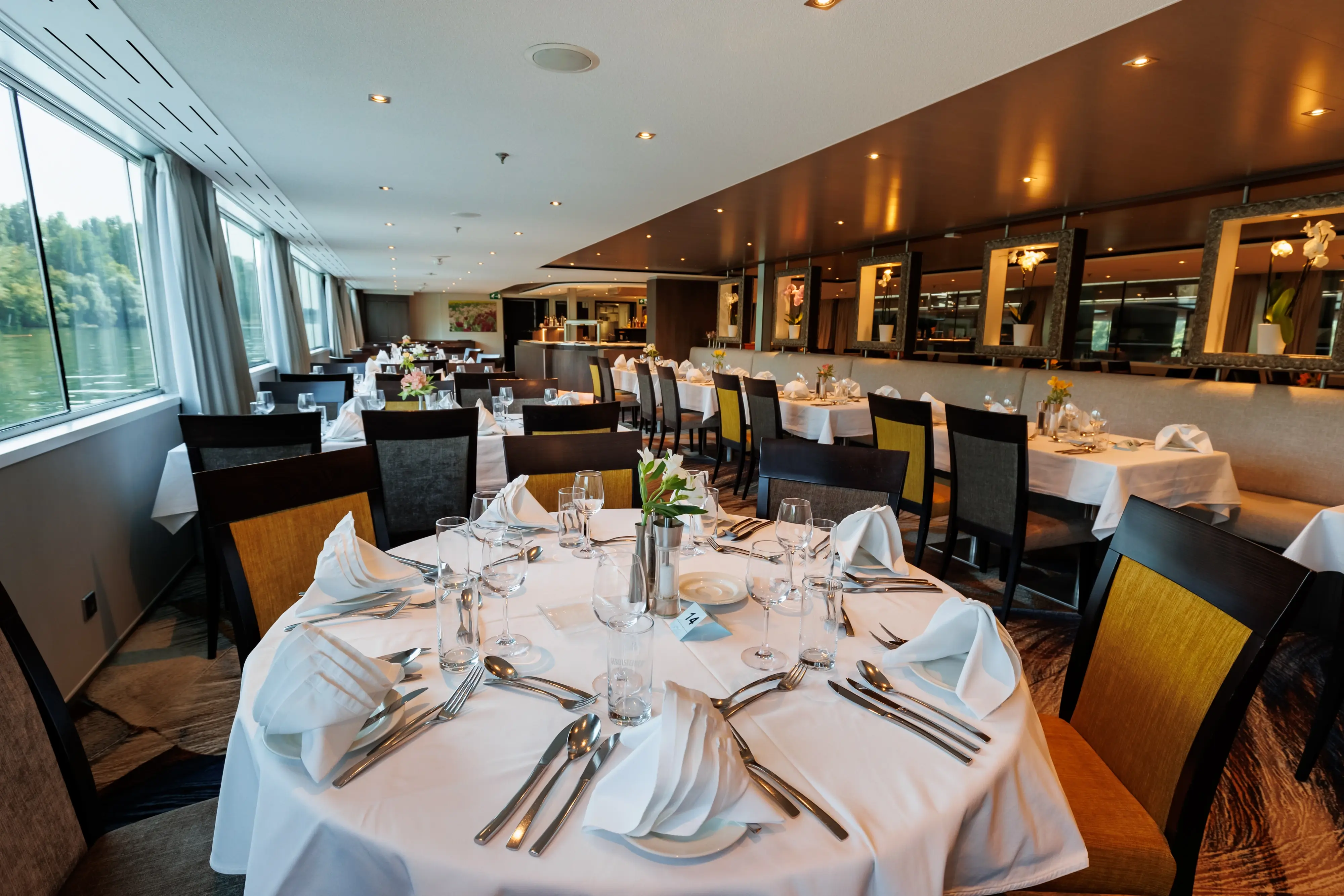 Restaurant du MS Monarch Countess avec tables elegamment dressees et ambiance raffinee.