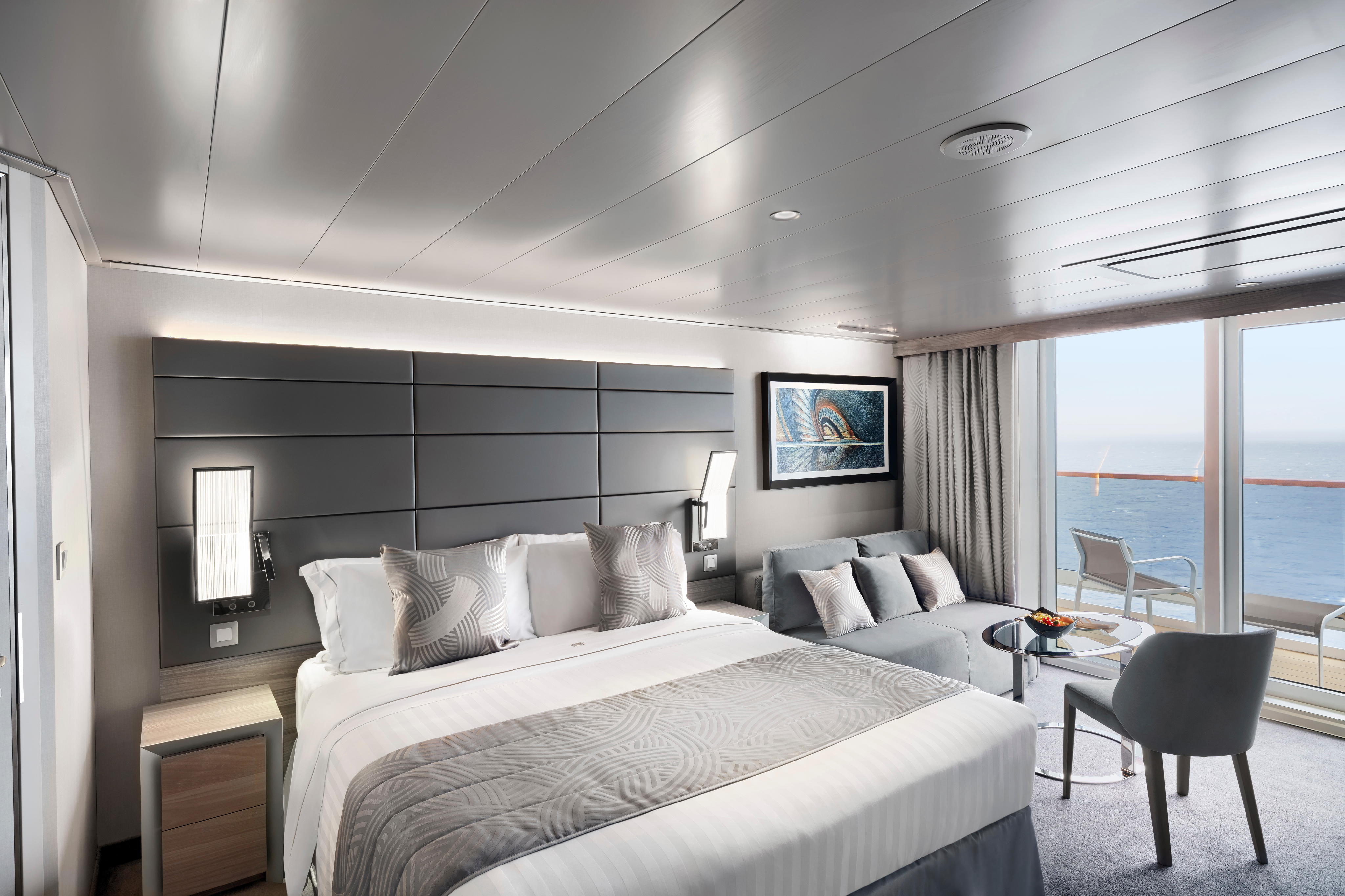 Großzügige Yacht Club Balkonkabine mit Sitzbereich und Balkon zum Meer