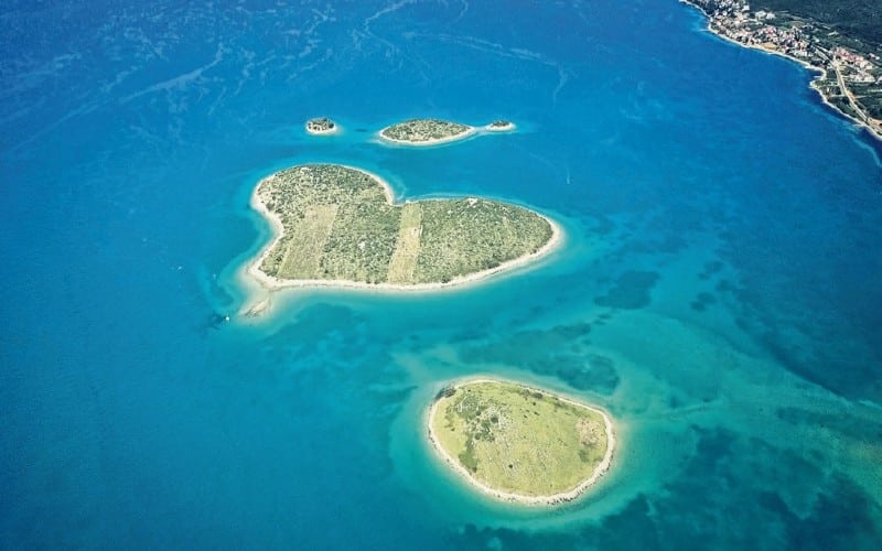 Insel in Herzform in türkisfarben Meer